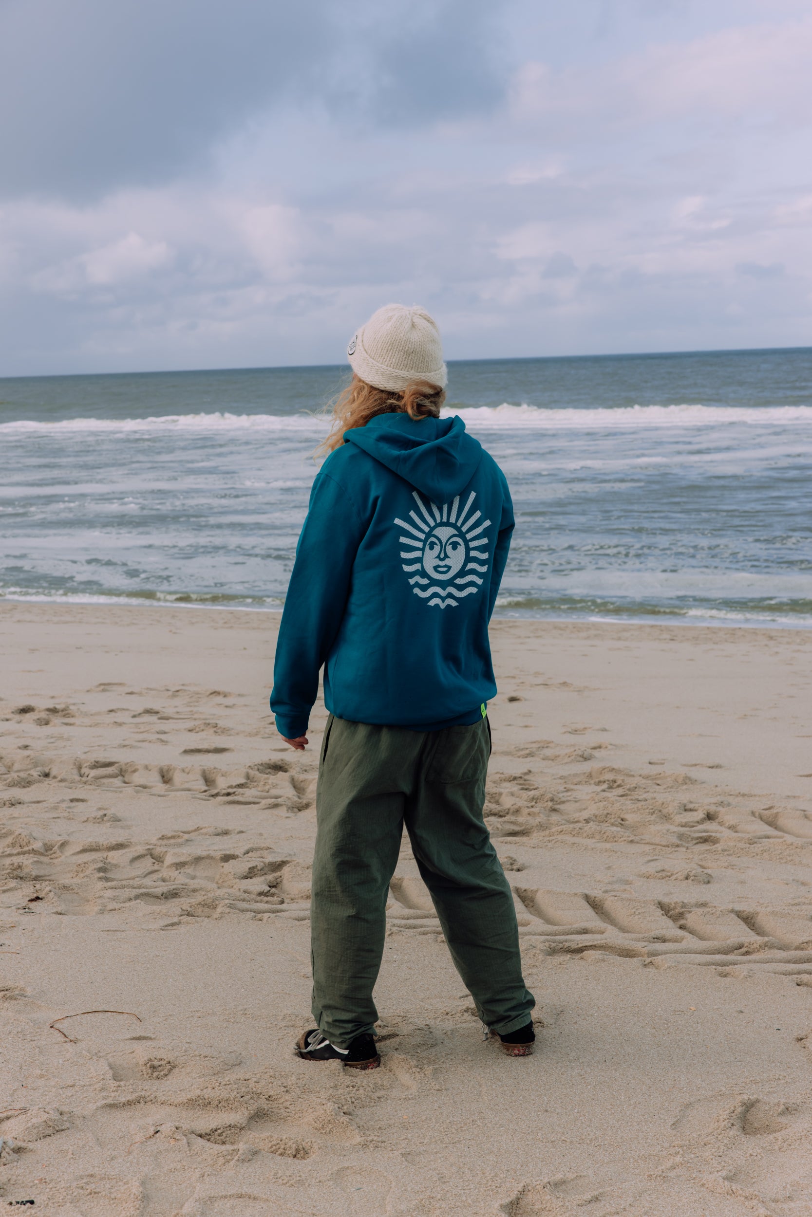 Hoodie in Pfauengrün mit Sonne in weiss, unisex
