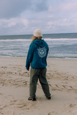 Lade dir das Bild in den Galerie-Viewer, Hoodie in Pfauengrün mit Sonne in weiss, unisex
