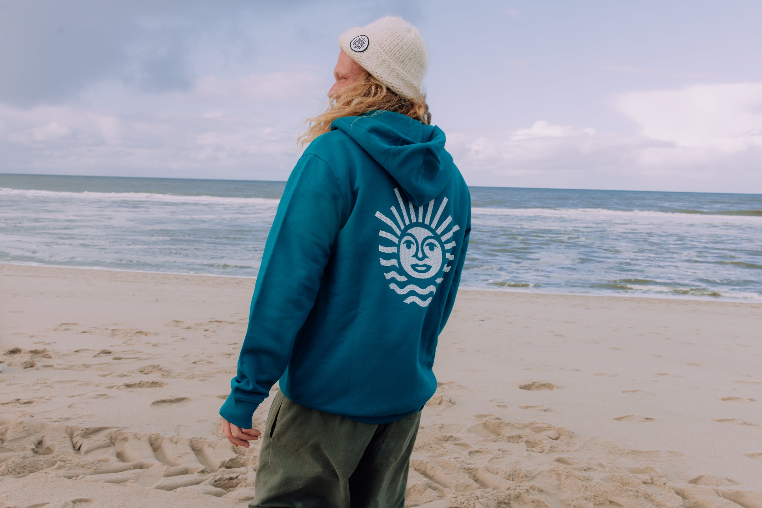 Hoodie in Pfauengrün mit Sonne in weiss, unisex