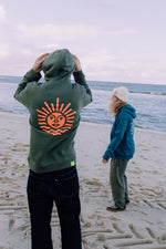 Lade dir das Bild in den Galerie-Viewer, Hoodie in Khaki mit WOW-Sonne in Neon Orange, unisex
