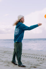 Lade dir das Bild in den Galerie-Viewer, Hoodie in Pfauengrün mit Sonne in weiss, unisex
