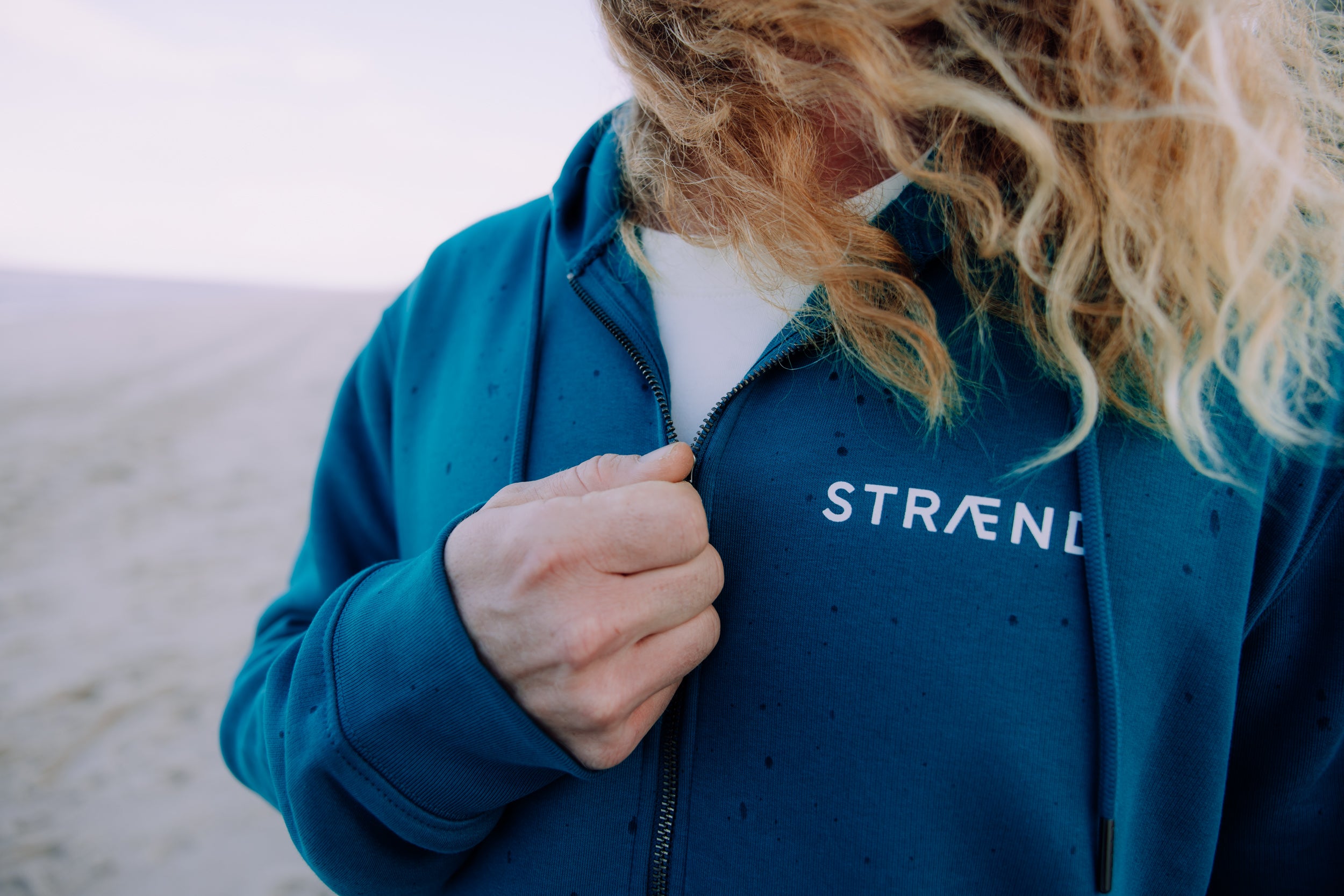 Hoodie in Pfauengrün mit Sonne in weiss, unisex