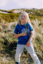 Lade dir das Bild in den Galerie-Viewer, Kids T-Shirt,  Meerblau mit weiße Sonne
