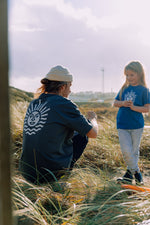 Lade dir das Bild in den Galerie-Viewer, T-Shirt in Grau mit weisser Sonne
