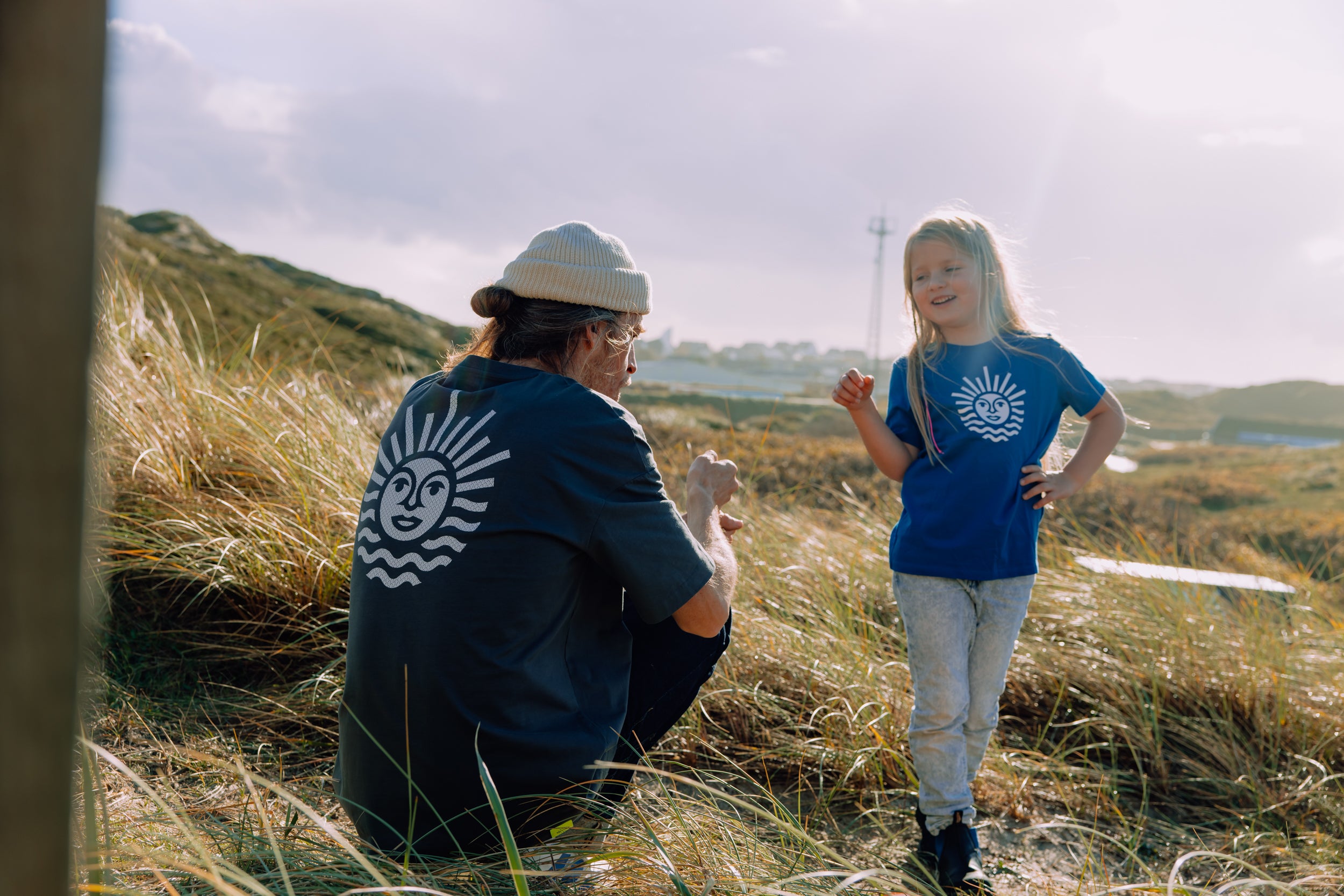 T-Shirt in Grau mit weisser Sonne