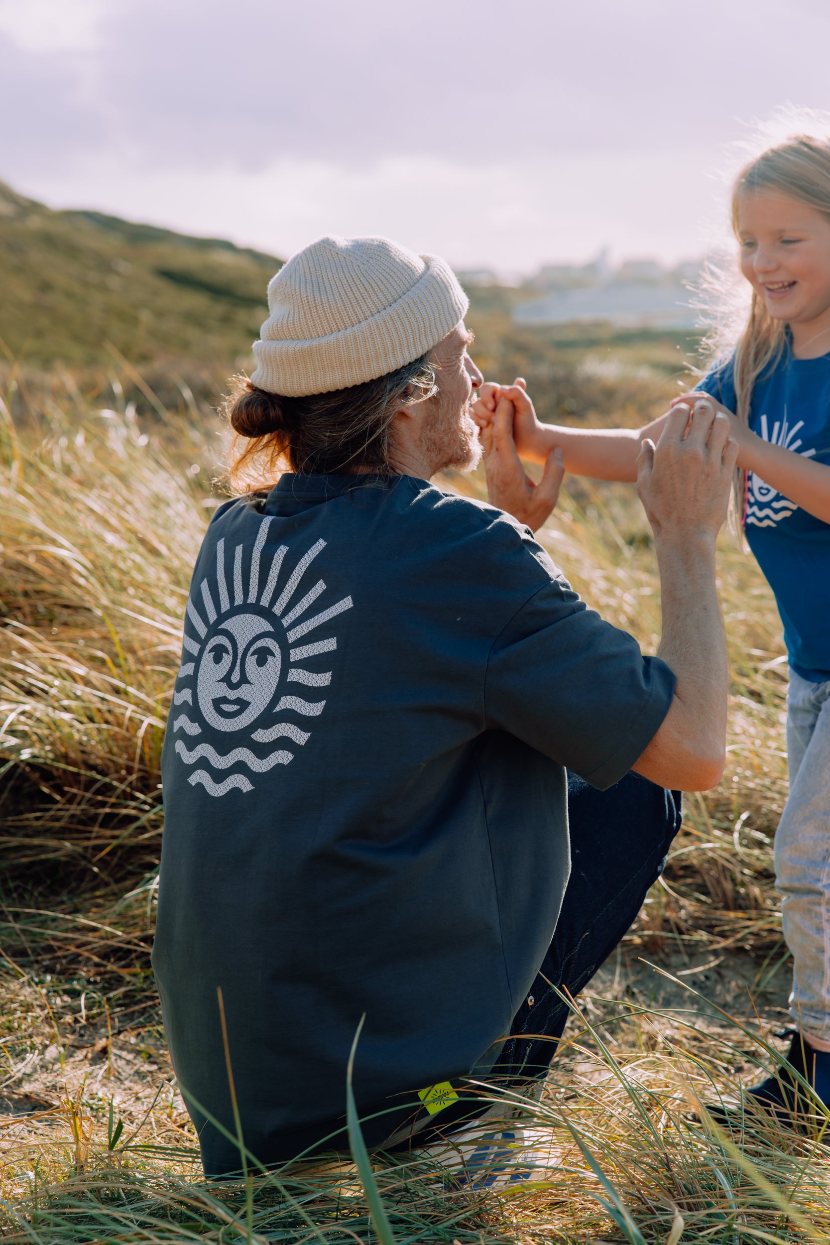 T-Shirt in Grau mit weisser Sonne