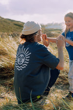 Lade dir das Bild in den Galerie-Viewer, T-Shirt in Grau mit weisser Sonne
