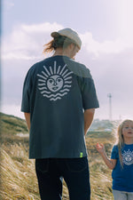 Lade dir das Bild in den Galerie-Viewer, T-Shirt in Grau mit weisser Sonne

