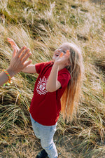 Lade dir das Bild in den Galerie-Viewer, Kids T-Shirt in Poppy Red mit Weisser Sonne

