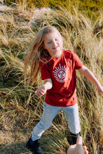 Lade dir das Bild in den Galerie-Viewer, Kids T-Shirt in Poppy Red mit Weisser Sonne
