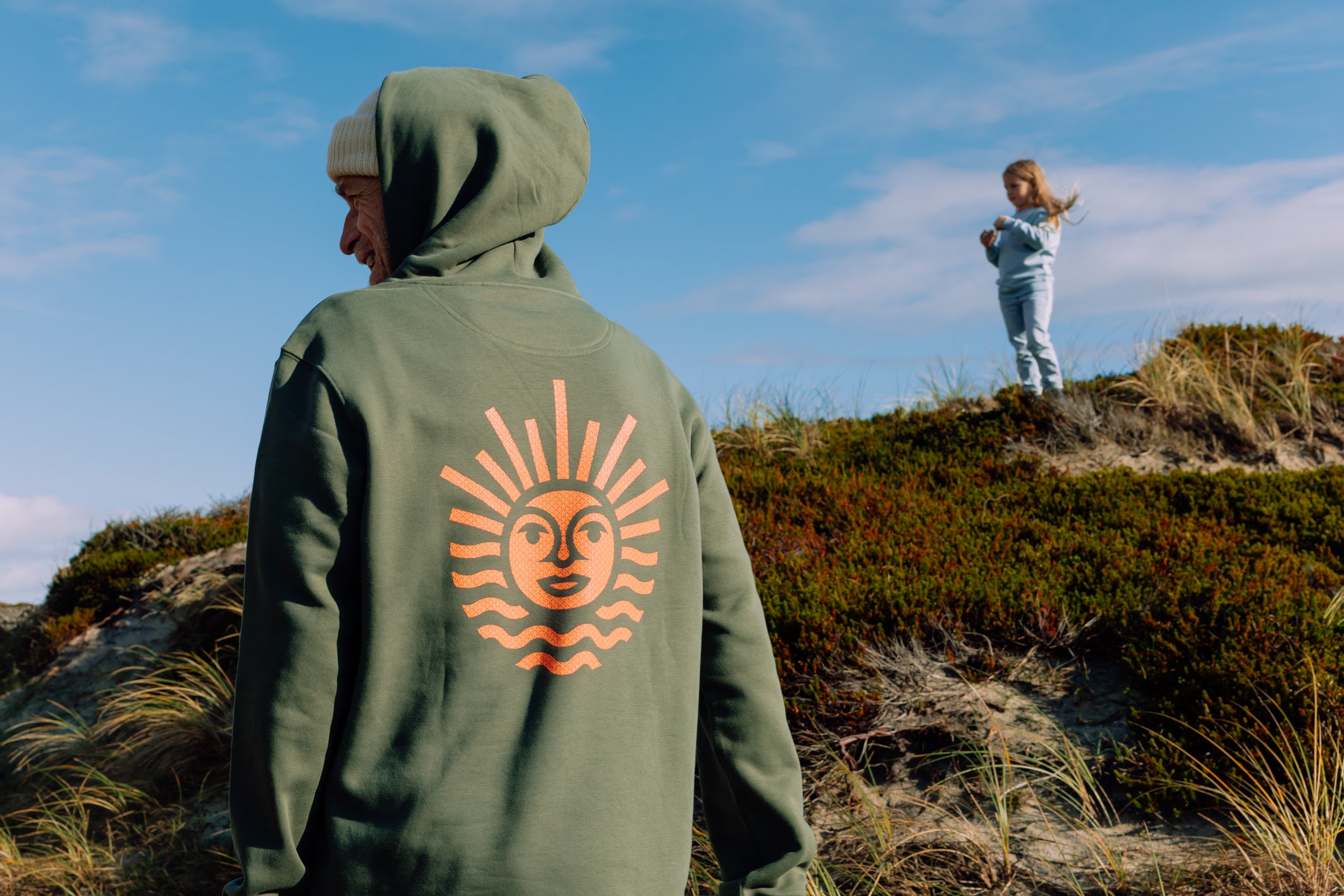 Hoodie in Khaki mit WOW-Sonne in Neon Orange, unisex