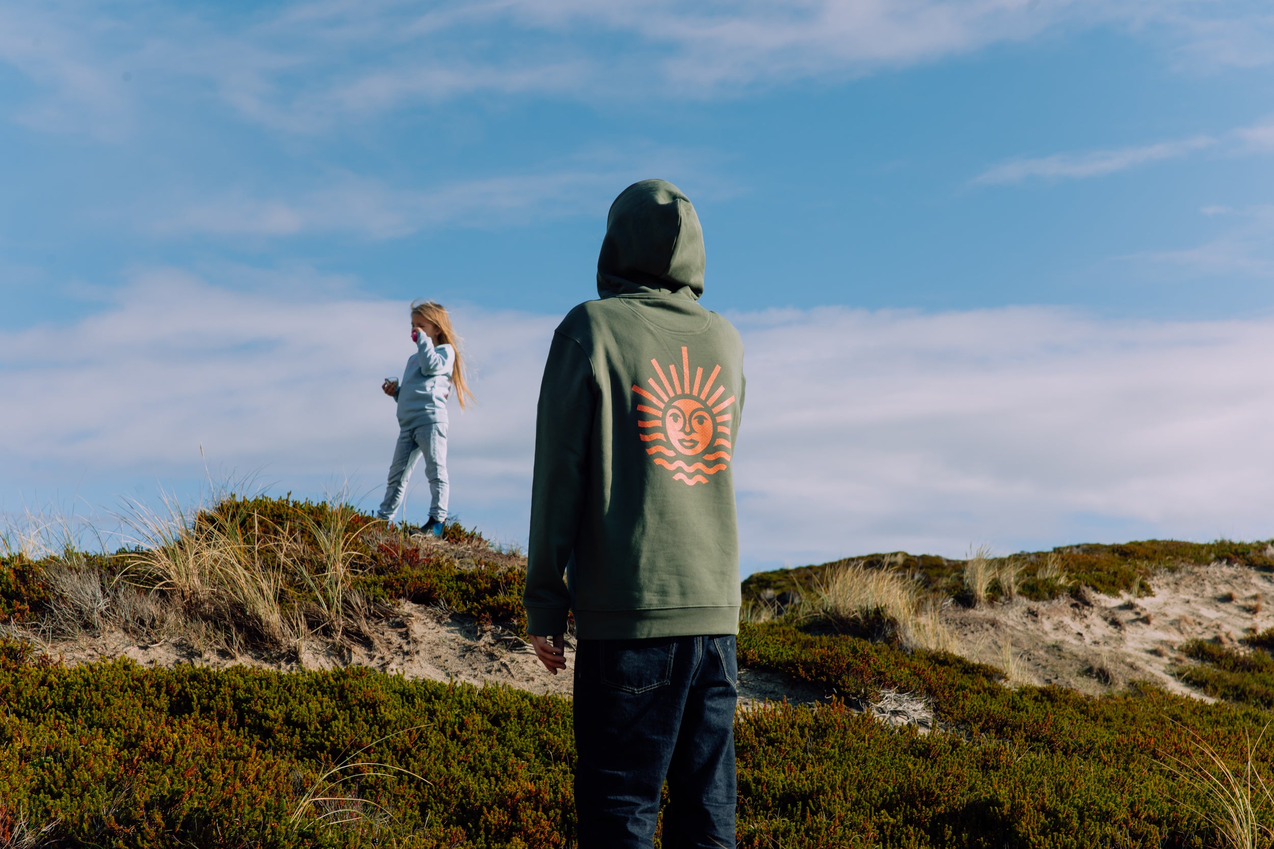 Hoodie in Khaki mit WOW-Sonne in Neon Orange, unisex