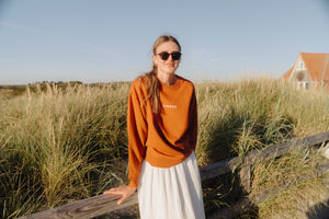 Sweater Unisex in Burned Brick mit weißer Sonne