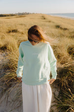 Lade dir das Bild in den Galerie-Viewer, Sweater Unisex Türkis mit weißer Sonne
