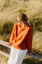 Lade dir das Bild in den Galerie-Viewer, Sweater Unisex in Burned Brick mit weißer Sonne
