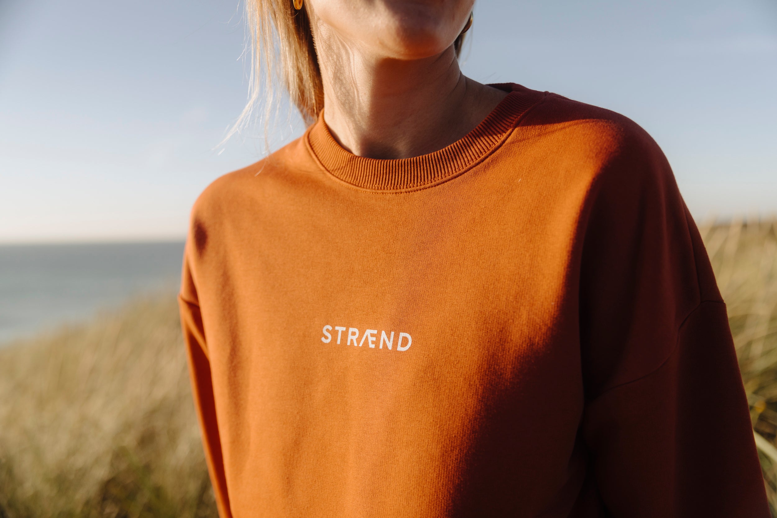 Sweater Unisex in Burned Brick mit weißer Sonne