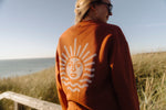 Lade dir das Bild in den Galerie-Viewer, Sweater Unisex in Burned Brick mit weißer Sonne
