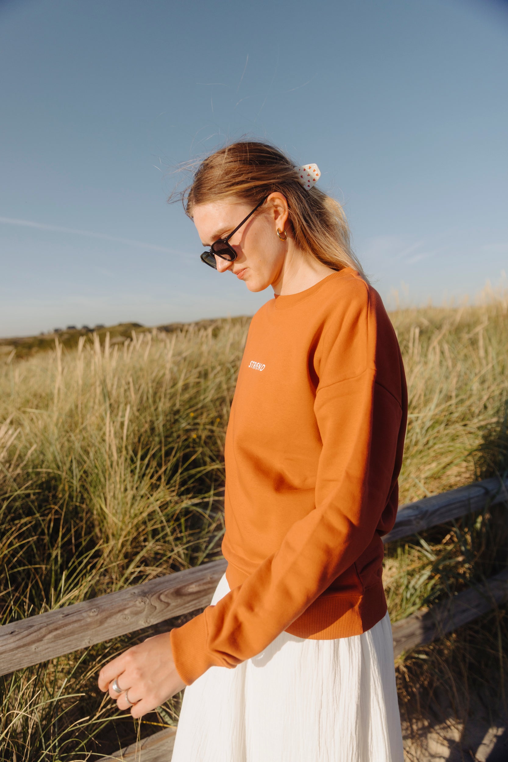 Sweater Unisex in Burned Brick mit weißer Sonne