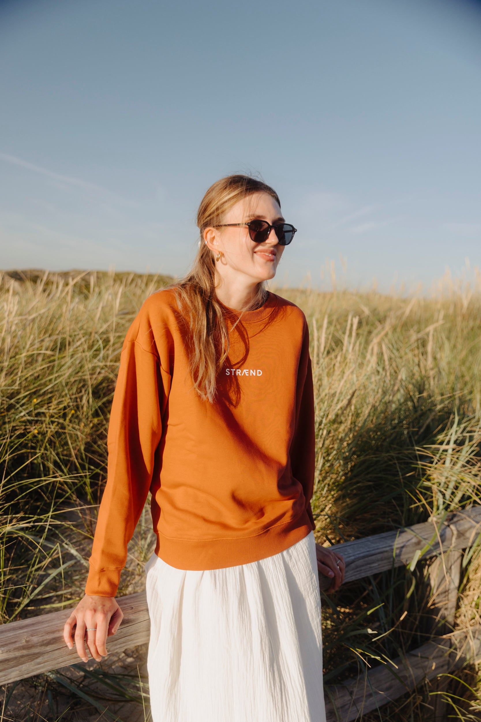 Sweater Unisex in Burned Brick mit weißer Sonne