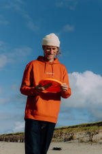 Lade dir das Bild in den Galerie-Viewer, Hoodie in Paprika-Rot  mit WOW-Sonne in weiss, unisex
