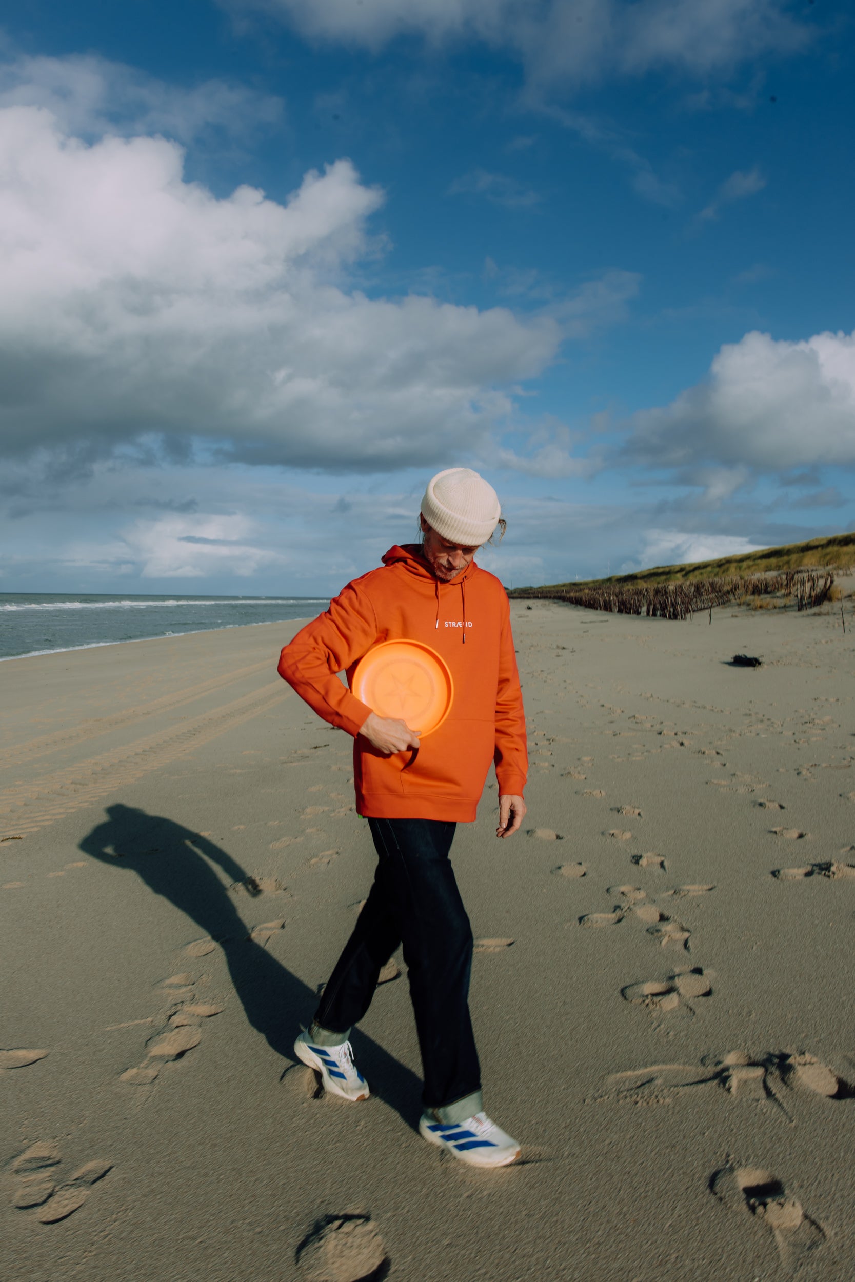 Hoodie in Paprika-Rot  mit WOW-Sonne in weiss, unisex
